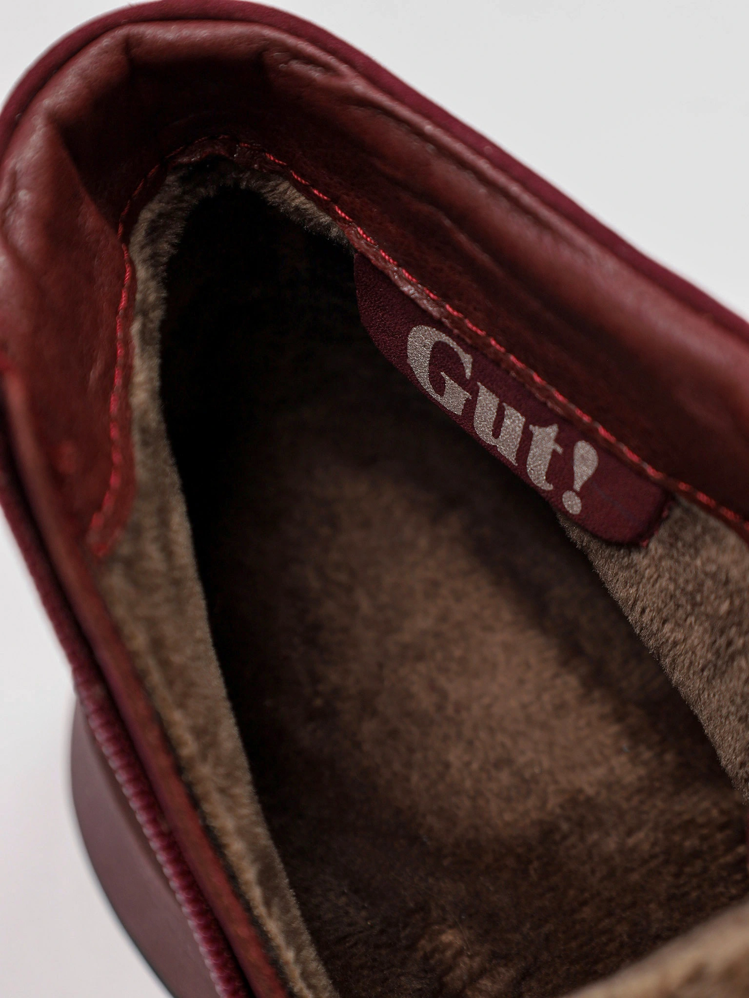 Ботинки бордового цвета на низкой рельефной подошве